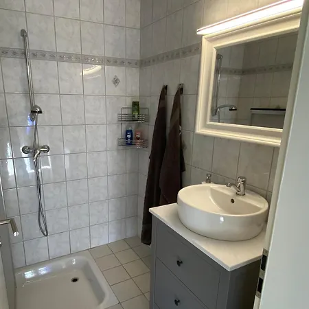 Schickes Ferienhaus, Freistehend, Direkte Waldlage, Terrasse, Garten, Wlan Prázdninový dům *