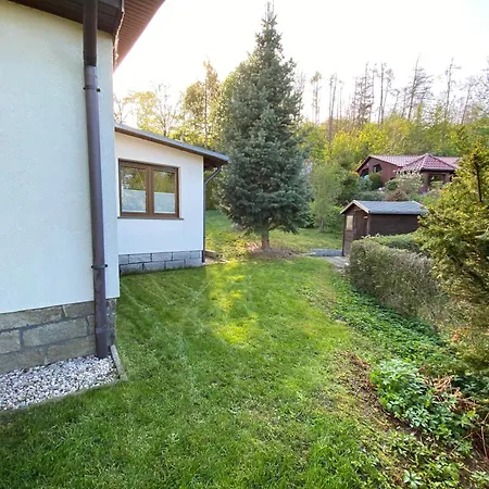 Holiday home Schickes Ferienhaus, Freistehend, Direkte Waldlage, Terrasse, Garten, Wlan