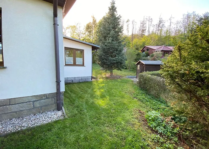 Semesterbostad Schickes Ferienhaus, Freistehend, Direkte Waldlage, Terrasse, Garten, Wlan