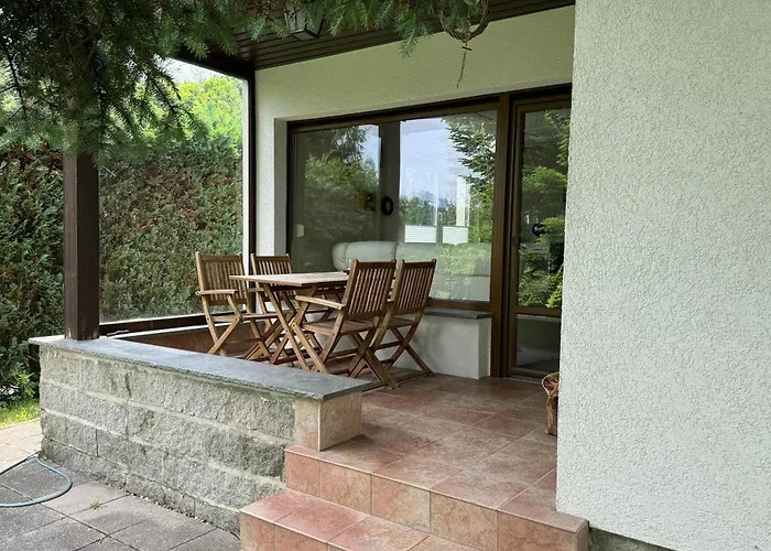 Semesterbostad Schickes Ferienhaus, Freistehend, Direkte Waldlage, Terrasse, Garten, Wlan *